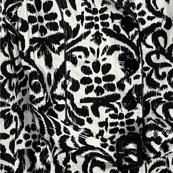 NEW Vertigo Paris black and white graphic trench coat, size Lg., belted, chic - Picture 3 of 14